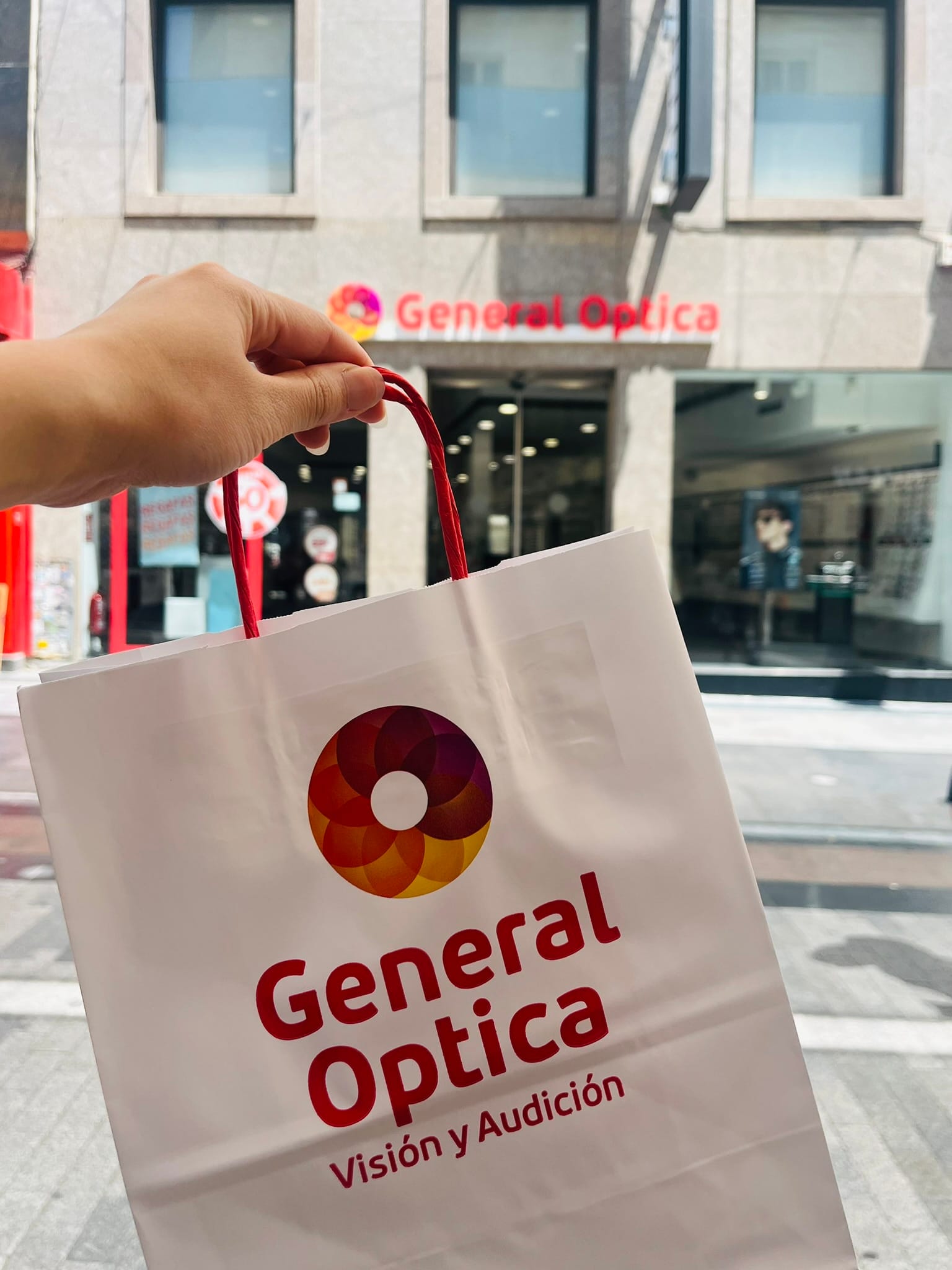 bag reading "General Optica" in front of its store