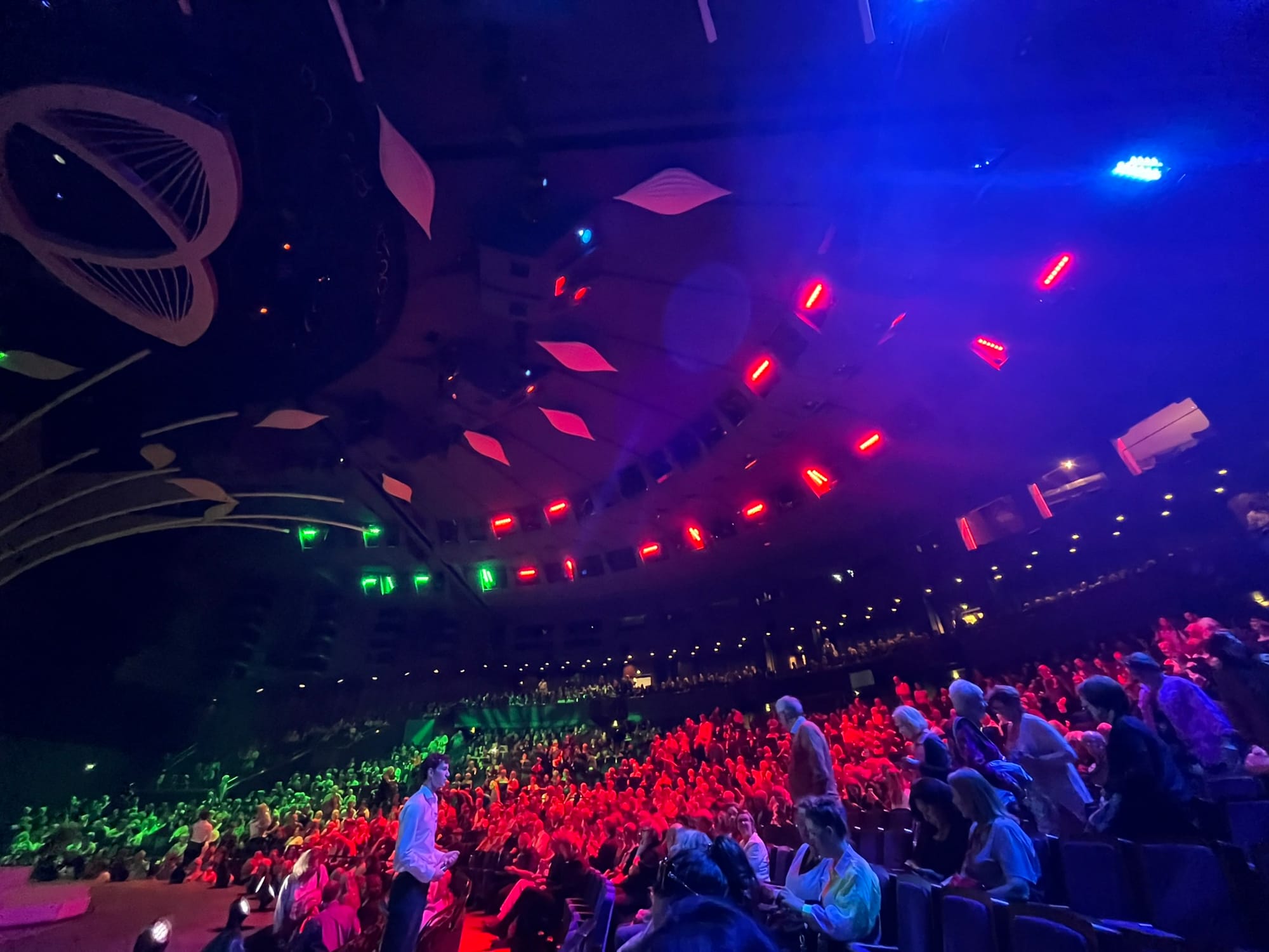 FALLING | IN LOVE Review at Berlin’s Friedrichstadt-Palast