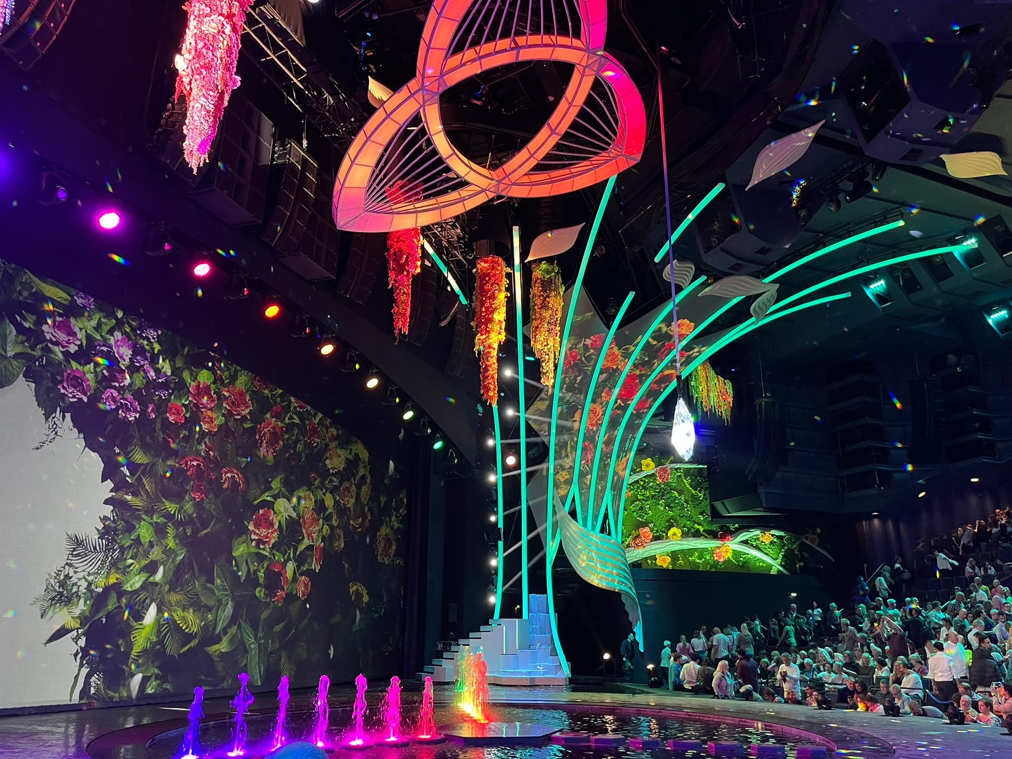 FALLING | IN LOVE Review at Berlin’s Friedrichstadt-Palast