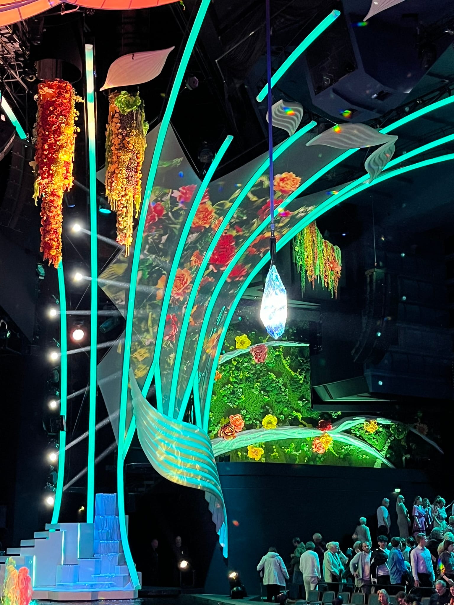 FALLING | IN LOVE Review at Berlin’s Friedrichstadt-Palast